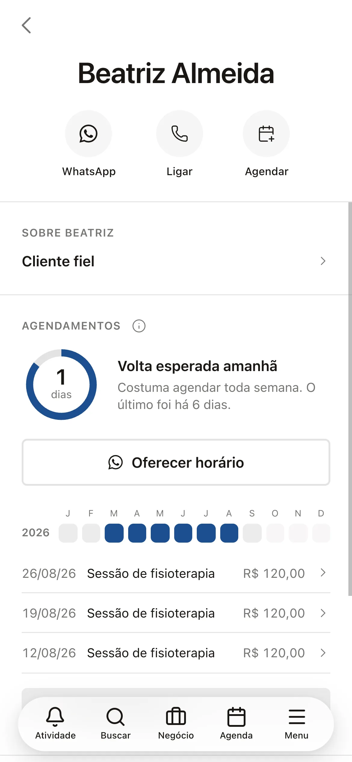 A página de uma paciente no celular, com a previsão de volta, o histórico por mês e as últimas sessões