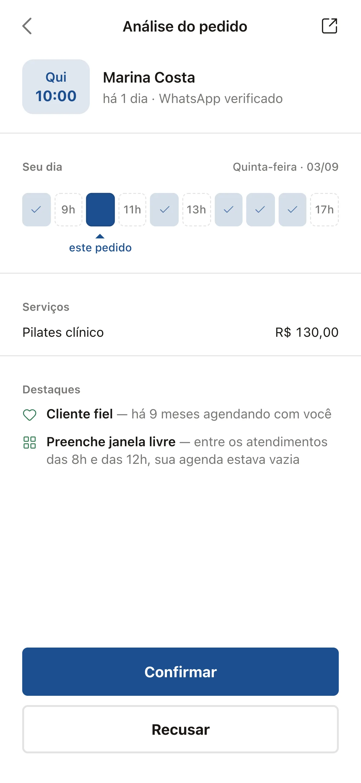 Um pedido de agendamento de uma clínica no celular, com a observação de quantas vezes a paciente já veio