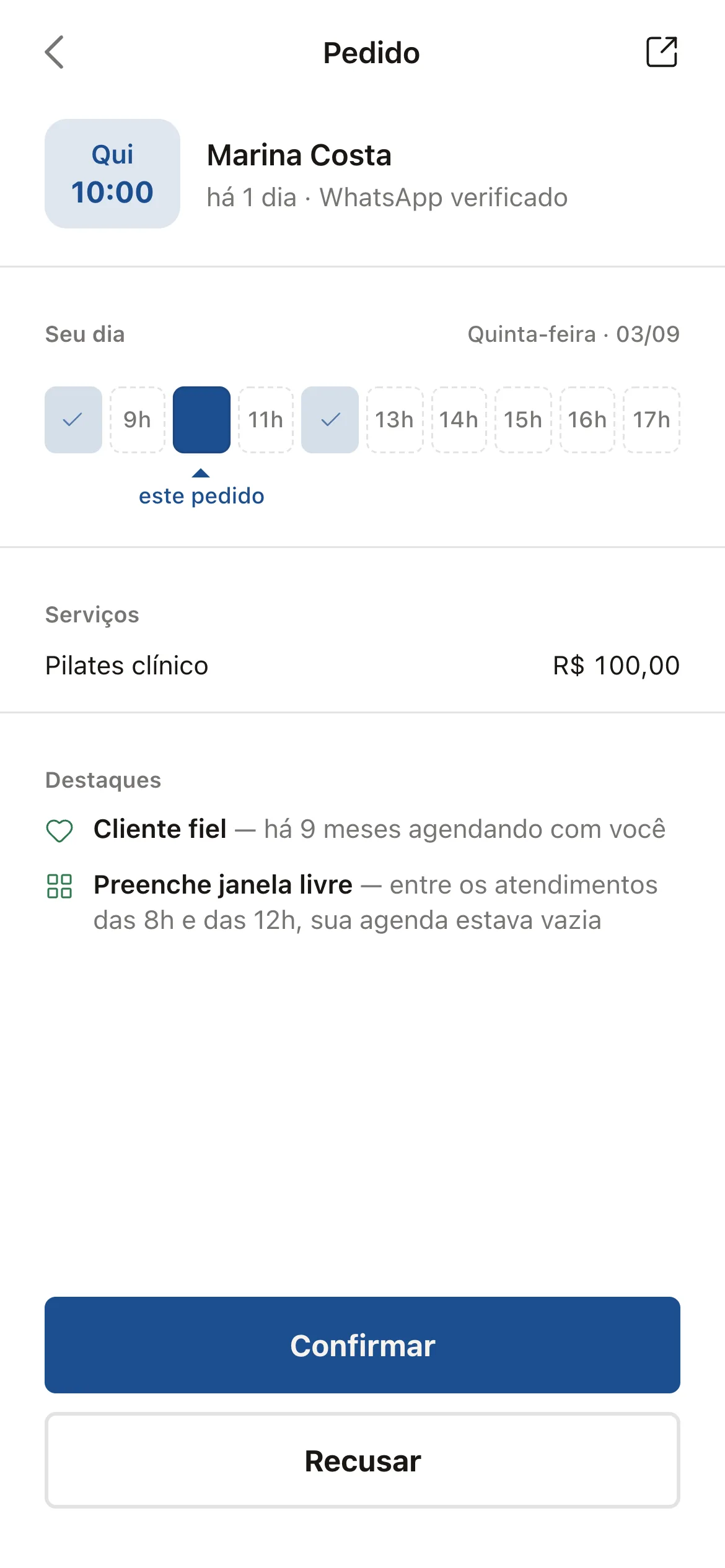 Um pedido de agendamento de uma clínica no celular, com a observação de quantas vezes a paciente já veio