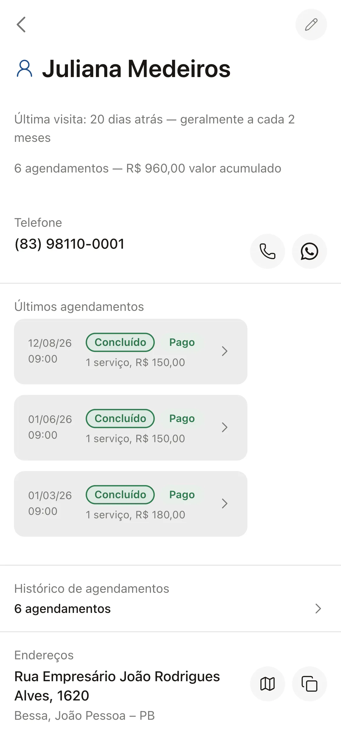 A página de uma cliente no celular, com a última visita, a frequência e o histórico de atendimentos