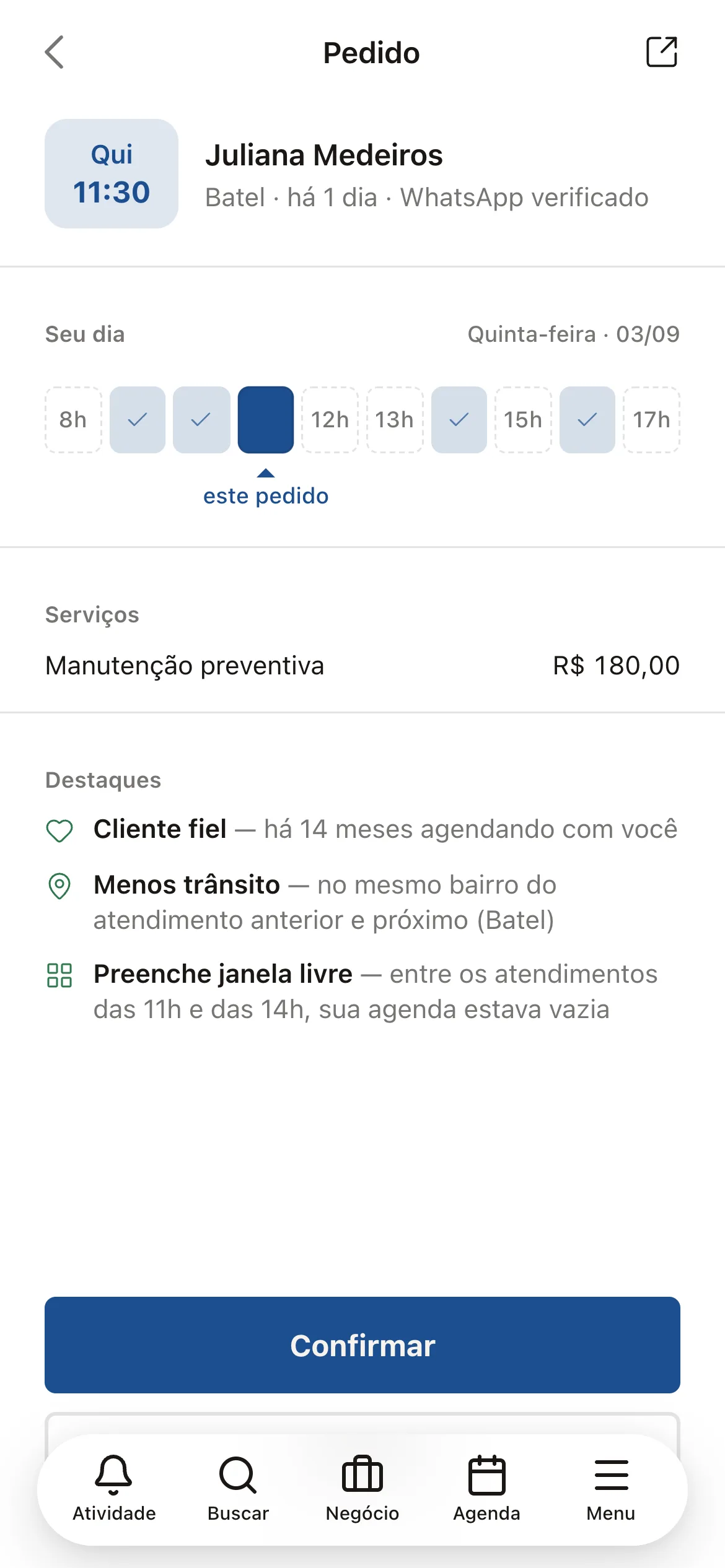 Um pedido de agendamento no celular, com o dia do técnico e a observação de que o cliente já voltou antes