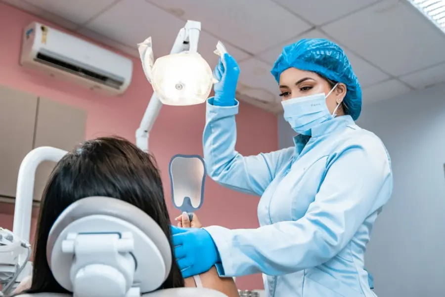Uma dentista atendendo uma paciente no consultório