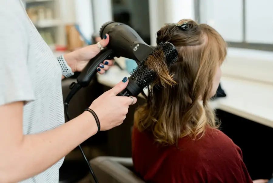 Uma cabeleireira escovando o cabelo de uma cliente
