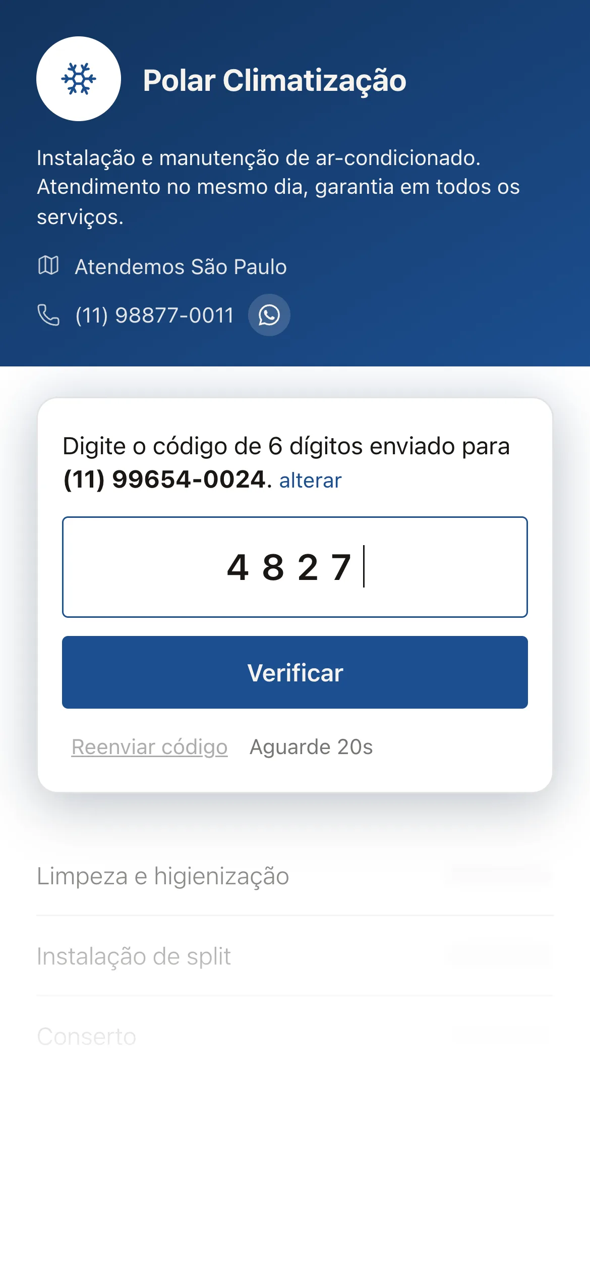 O passo do código no link de um técnico de ar-condicionado, com o código que chegou no WhatsApp do cliente sendo digitado