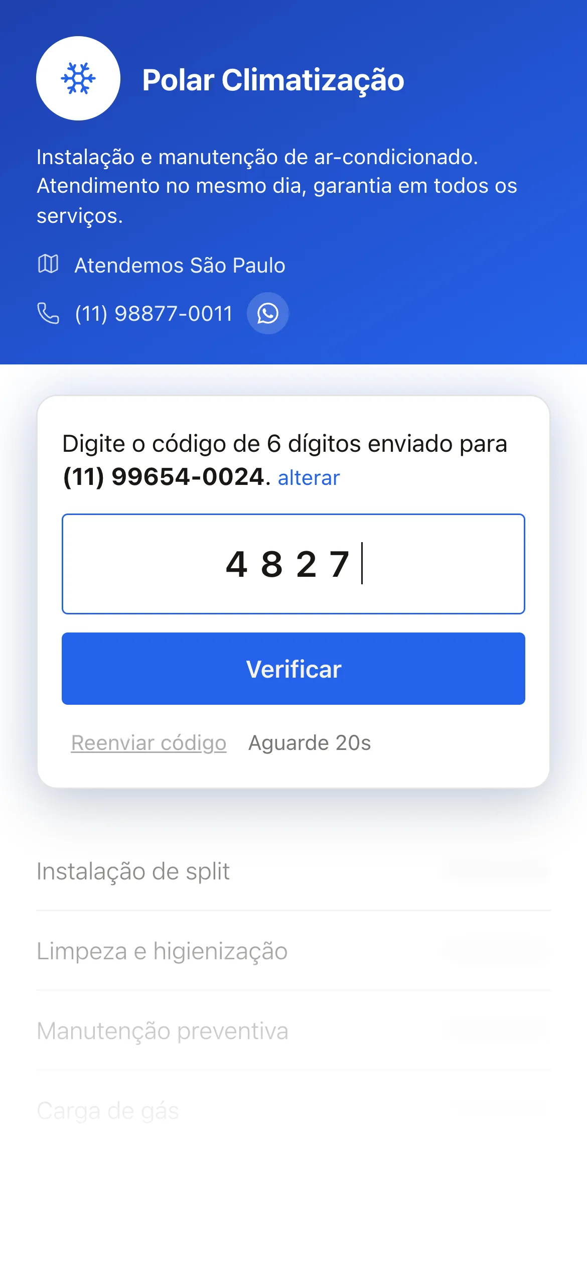 O passo do código no link de um técnico de ar-condicionado, com o código que chegou no WhatsApp do cliente sendo digitado